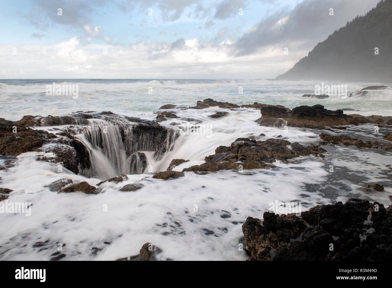 Yachats, Oregon, USA. 23 Nov, 2018. L'ouverture de Thor's et le long de la côte de l'Oregon près de Yachats s'écoule dans l'océan Pacifique. À marée haute, ou lors de tempêtes, le trou offre une vue spectaculaire que l'eau se précipite dans le fossé. Recherches pense que le trou a été formé lorsque le toit d'une grotte marine s'est effondré. Crédit : Robin/Loznak ZUMA Wire/Alamy Live News Banque D'Images