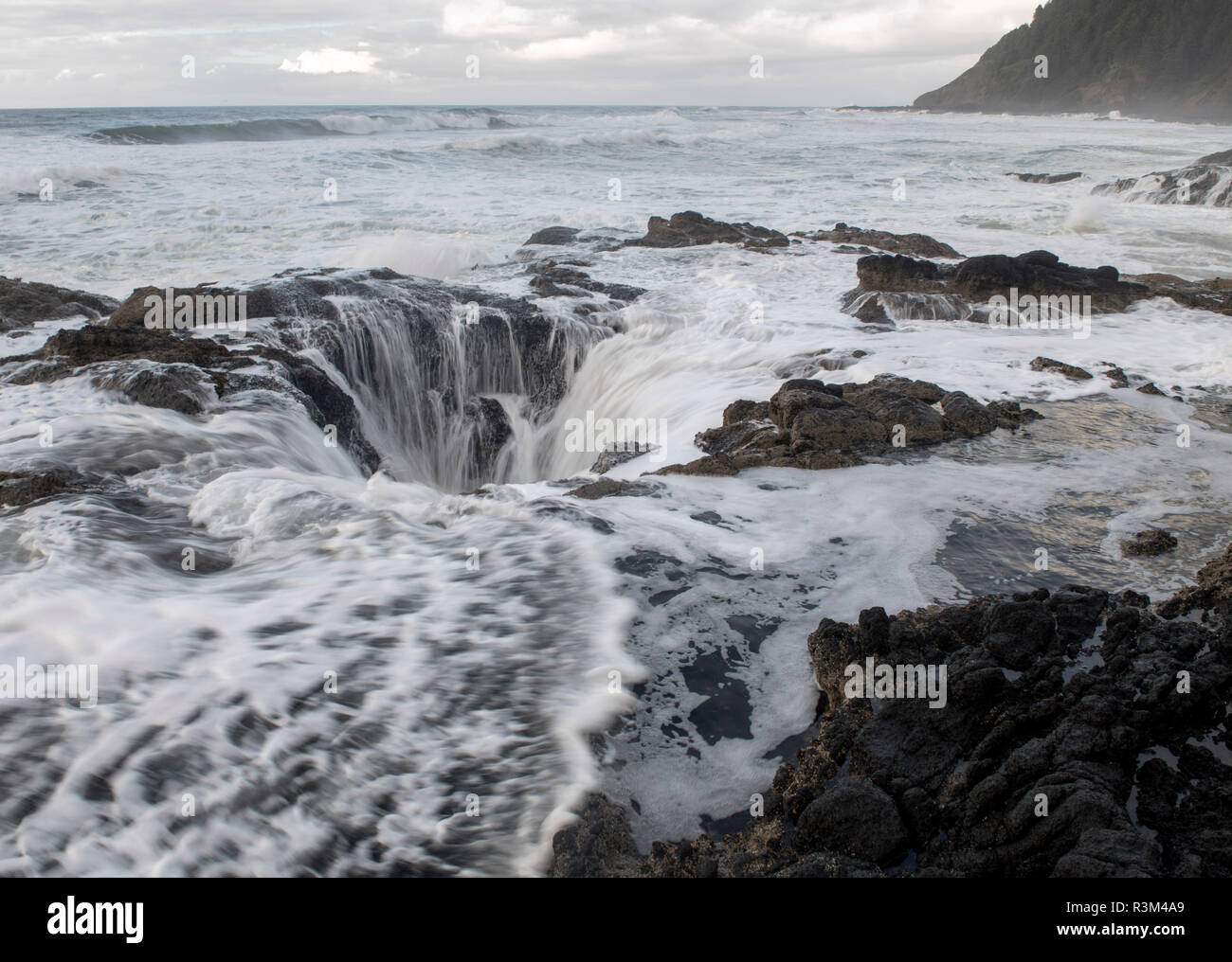 Yachats, Oregon, USA. 23 Nov, 2018. L'ouverture de Thor's et le long de la côte de l'Oregon près de Yachats s'écoule dans l'océan Pacifique. À marée haute, ou lors de tempêtes, le trou offre une vue spectaculaire que l'eau se précipite dans le fossé. Recherches pense que le trou a été formé lorsque le toit d'une grotte marine s'est effondré. Crédit : Robin/Loznak ZUMA Wire/Alamy Live News Banque D'Images