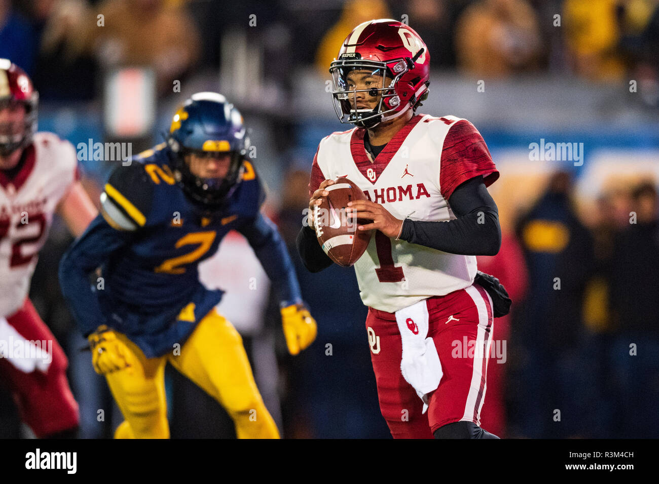 Oklahoma Sooners quarterback Kyler Murray (1) au cours de la NCAA college football match entre l'Oklahoma Sooners et le West Virginia Mountaineers le vendredi 23 novembre 2018 au Stade Milan Puskar Milan de Morgantown, West Virginia. Jacob Kupferman/CSM Banque D'Images