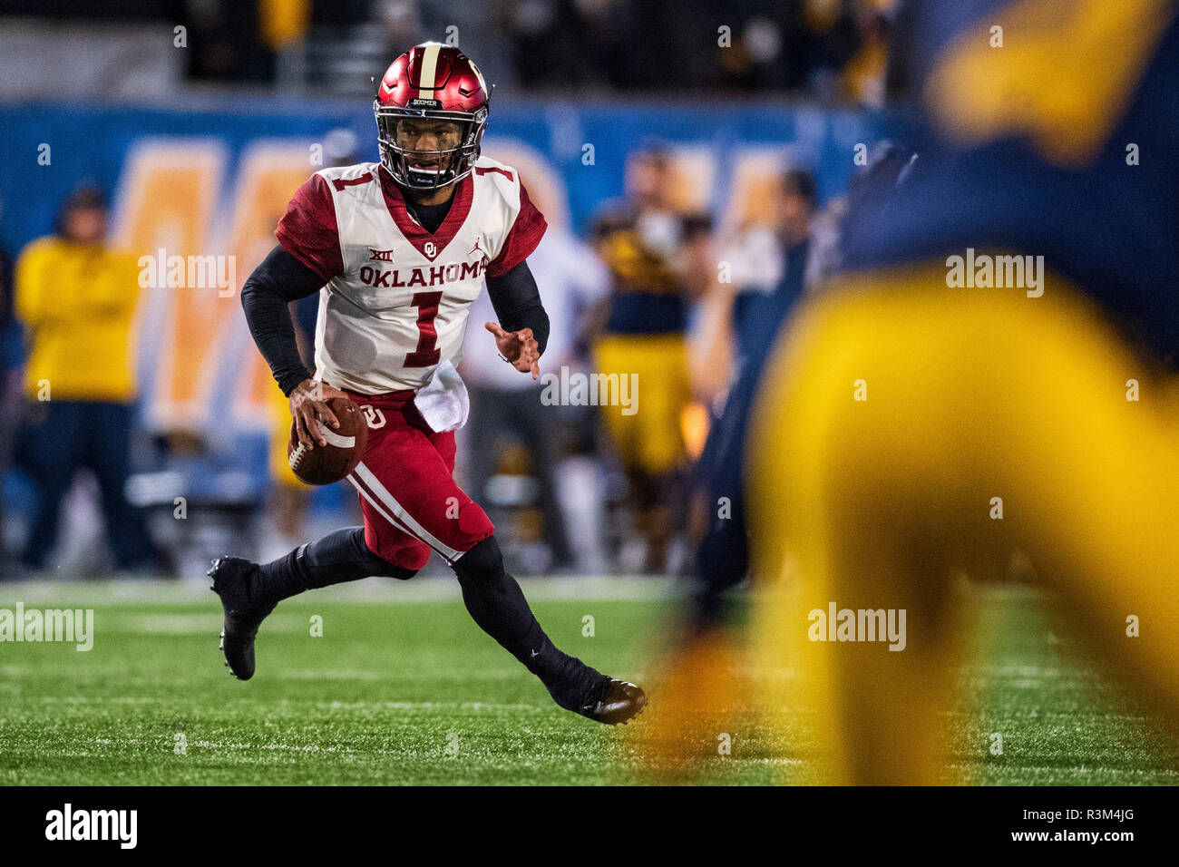 Oklahoma Sooners quarterback Kyler Murray (1) au cours de la NCAA college football match entre l'Oklahoma Sooners et le West Virginia Mountaineers le vendredi 23 novembre 2018 au Stade Milan Puskar Milan de Morgantown, West Virginia. Jacob Kupferman/CSM Banque D'Images
