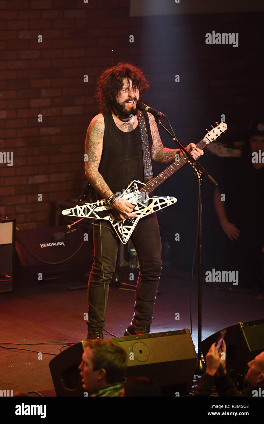 San Juan Capistrano, California, USA. 23 Nov, 2018. Avec Tracii Guns L.A. Fusils - fonctionne à la Chambre d'entraîneur à San Juan Capistrano CA. le 23 novembre 2018 Crédit : Dave Safley/ZUMA/Alamy Fil Live News Banque D'Images