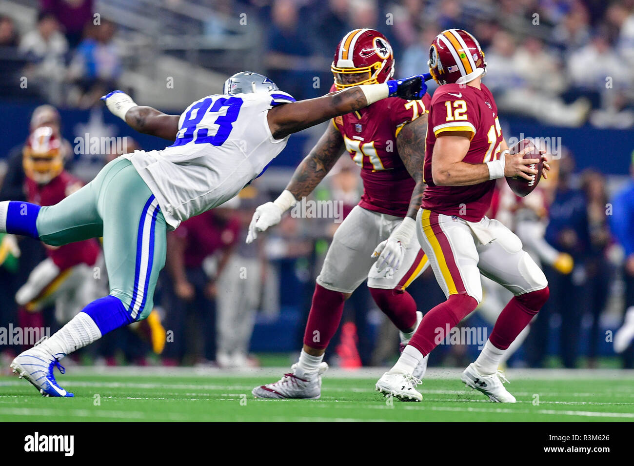 22 novembre 2018 :.Redskins de Washington quarterback Colt McCoy (12) tente d'échapper aux Cowboys de Dallas attaquer défensif Daniel Ross (93) qu'il a accidentellement tire sur le masque de visage durant un match de football américain NFL entre les Redskins de Washington et Dallas Cowboys à AT&T Stadium à Arlington, au Texas. .Manny Flores/CSM Banque D'Images