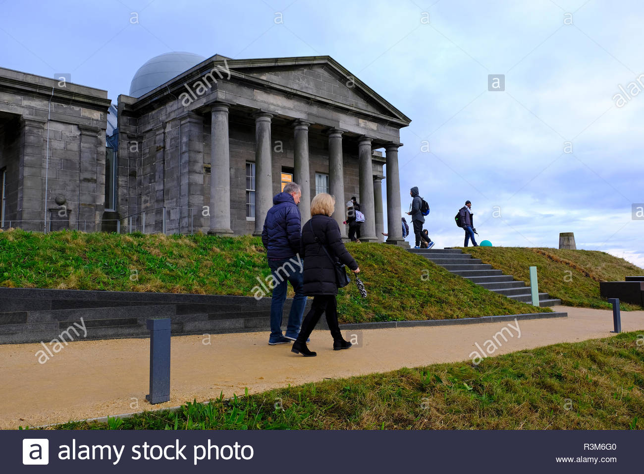 Edinburgh, Royaume-Uni. 24 novembre, 2018. Les visiteurs le jour de l'ouverture de l'observatoire municipal sur Calton Hill. Convention collective s'ouvre aujourd'hui, rejoignez-nous pour avoir un aperçu de notre nouvelle maison, y compris l'observatoire municipal restauré et Dôme de la ville, nouvel espace de la colline, et notre nouvelle boutique, la question. Credit : Craig Brown/Alamy Live News. Banque D'Images