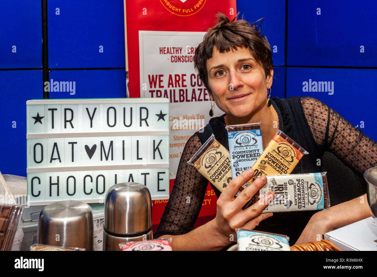Cork, Irlande. 24 Nov, 2018. Alison Roberts de Clonakilty rend son chocolat le chocolat de la fève de cacao. Credit : Andy Gibson/Alamy Live News. Banque D'Images Cork, Irlande. 24 Nov, 2018. Alison Roberts de Clonakilty rend son chocolat le chocolat de la fève de cacao. Credit : Andy Gibson/Alamy Live News. Banque D'Images