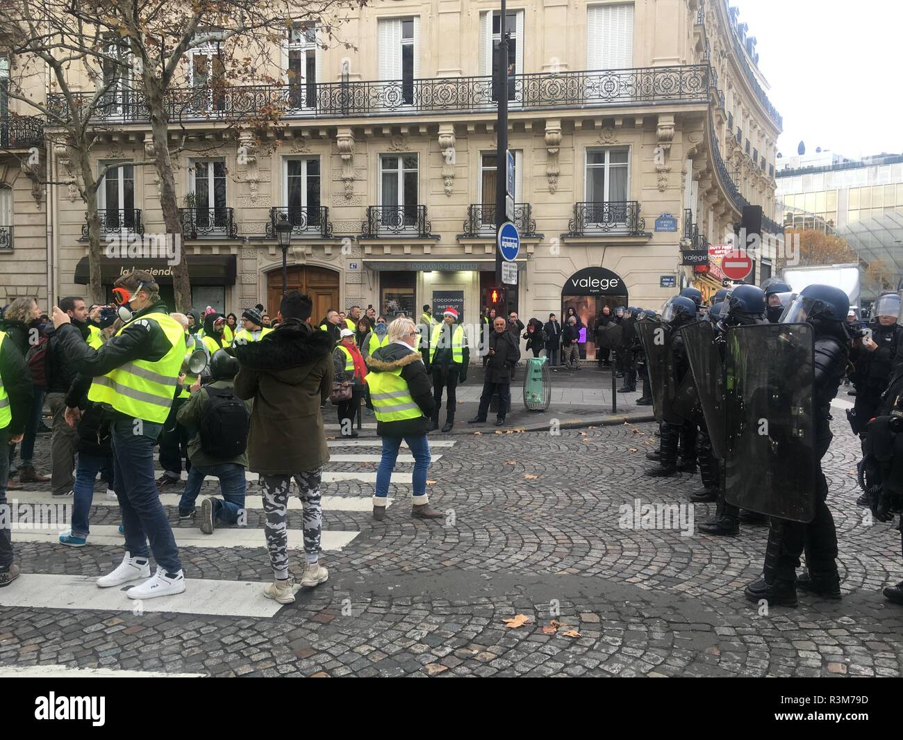 Paris 24 Nov 2018 Gilet Jaune Manifestants Face à La