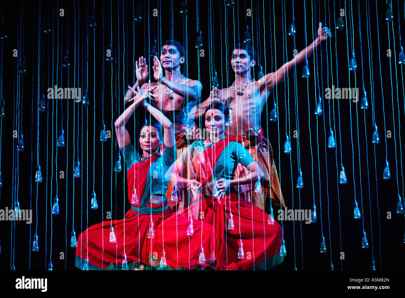 Londres, Royaume-Uni. 23 Nov 2018. À sa deuxième année au Sadler's Wells, Darbar Festival accueille certains des plus grands noms de la danse classique indienne, organisée par Sadler's Wells Artiste associé Akram Khan. Dans la première représentation du festival, Renjith Babu et Neha Mondal Chakravarty présente "une soirée de bharatanatyam Bharatanatyam" par l'artiste contemporain et Mavin Khoo. Le deuxième soir de l'émission, "aventures en Kathak Odissi et", combine deux formes de danse classique indienne dans des solos par Sujata Mohapatra et Gauri Diwakar. Credit : Ambra vernuccio/Alamy Live News Banque D'Images