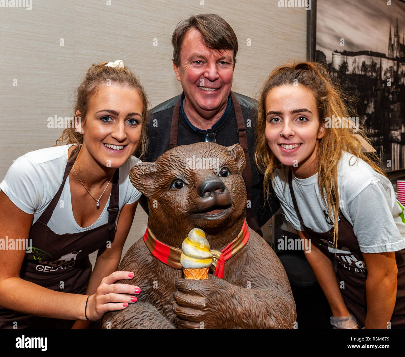 Cork, Irlande. 24 Nov, 2018. Aoife Carey, David Hennessy et Claire O'Shea sur l'ours Gelato stand à la fin de chocolat. Credit : Andy Gibson/Alamy Live News. Banque D'Images Cork, Irlande. 24 Nov, 2018. Aoife Carey, David Hennessy et Claire O'Shea sur l'ours Gelato stand à la fin de chocolat. Credit : Andy Gibson/Alamy Live News. Banque D'Images