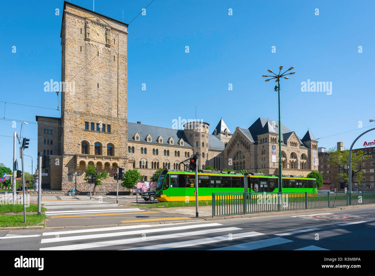 Bâtiment du musée Poznan, vue sur le Centre Culturel de Poznan (Centrum Kultury Zamek) bâtiment avec le tram au premier plan, la Pologne. Banque D'Images
