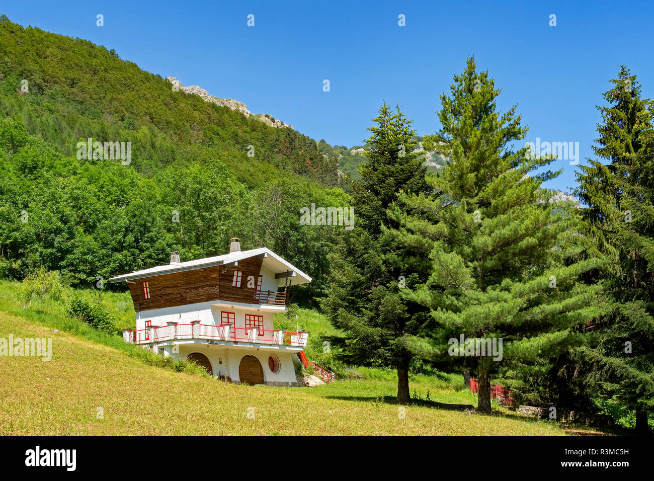 Maison en bois le long de la route de Colle Fauniera, Coni, Piémont, Italie à l'été. Banque D'Images