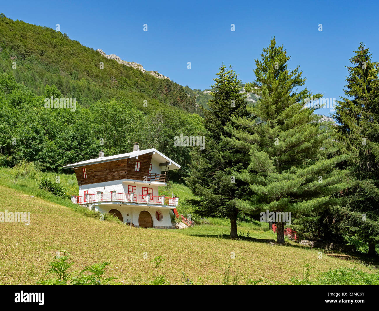 Maison en bois le long de la route de Colle Fauniera, Coni, Piémont, Italie à l'été. Banque D'Images