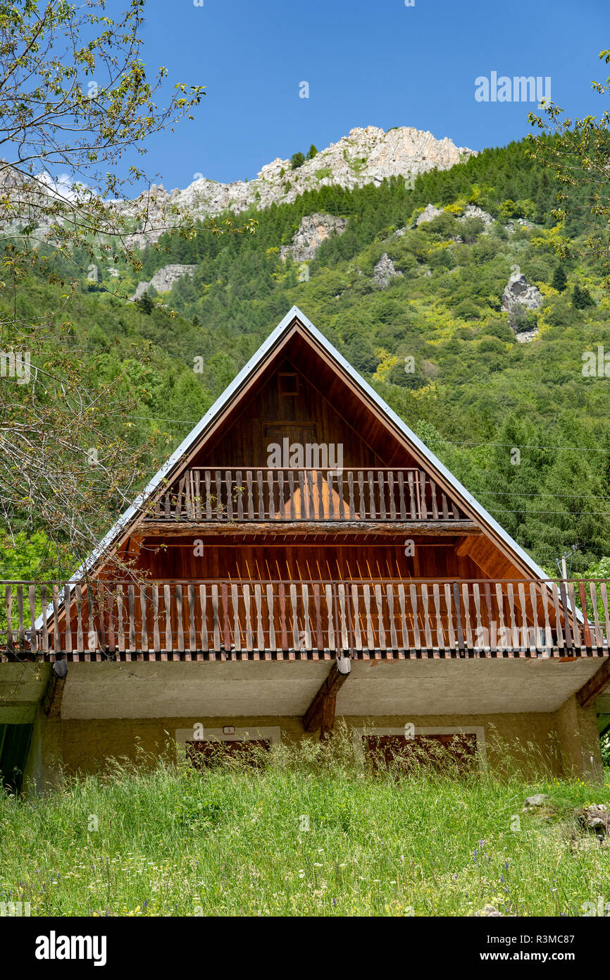 Maison en bois le long de la route de Colle Fauniera, Coni, Piémont, Italie à l'été. Banque D'Images