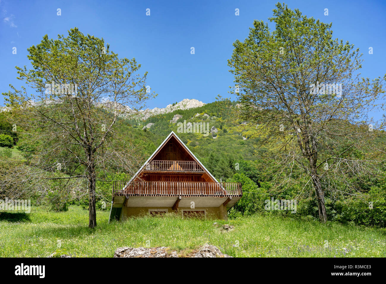 Maison en bois le long de la route de Colle Fauniera, Coni, Piémont, Italie à l'été. Banque D'Images