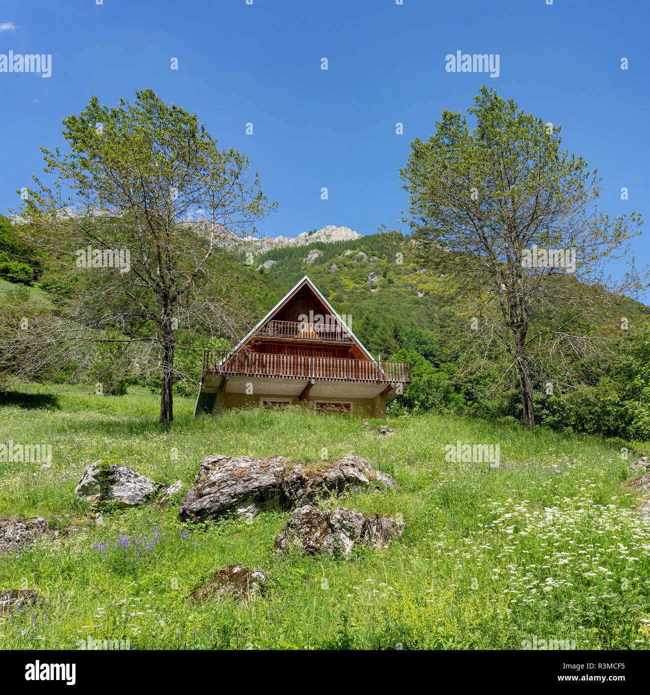 Maison en bois le long de la route de Colle Fauniera, Coni, Piémont, Italie à l'été. Banque D'Images