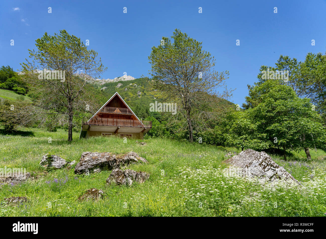 Maison en bois le long de la route de Colle Fauniera, Coni, Piémont, Italie à l'été. Banque D'Images