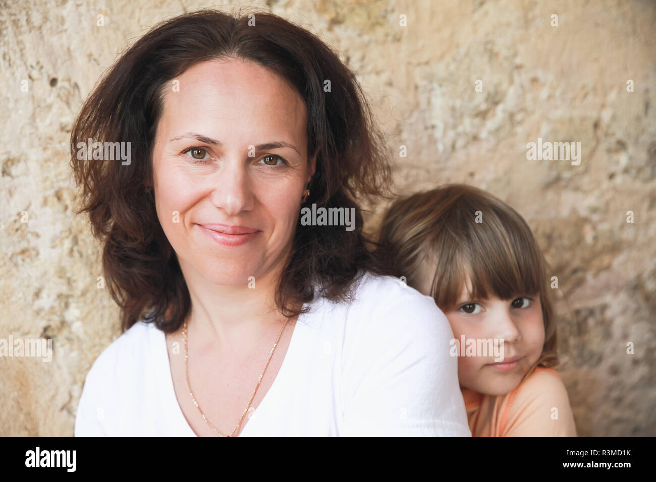 Smiling young adult Caucasian mother avec sa petite fille, close-up portrait Banque D'Images