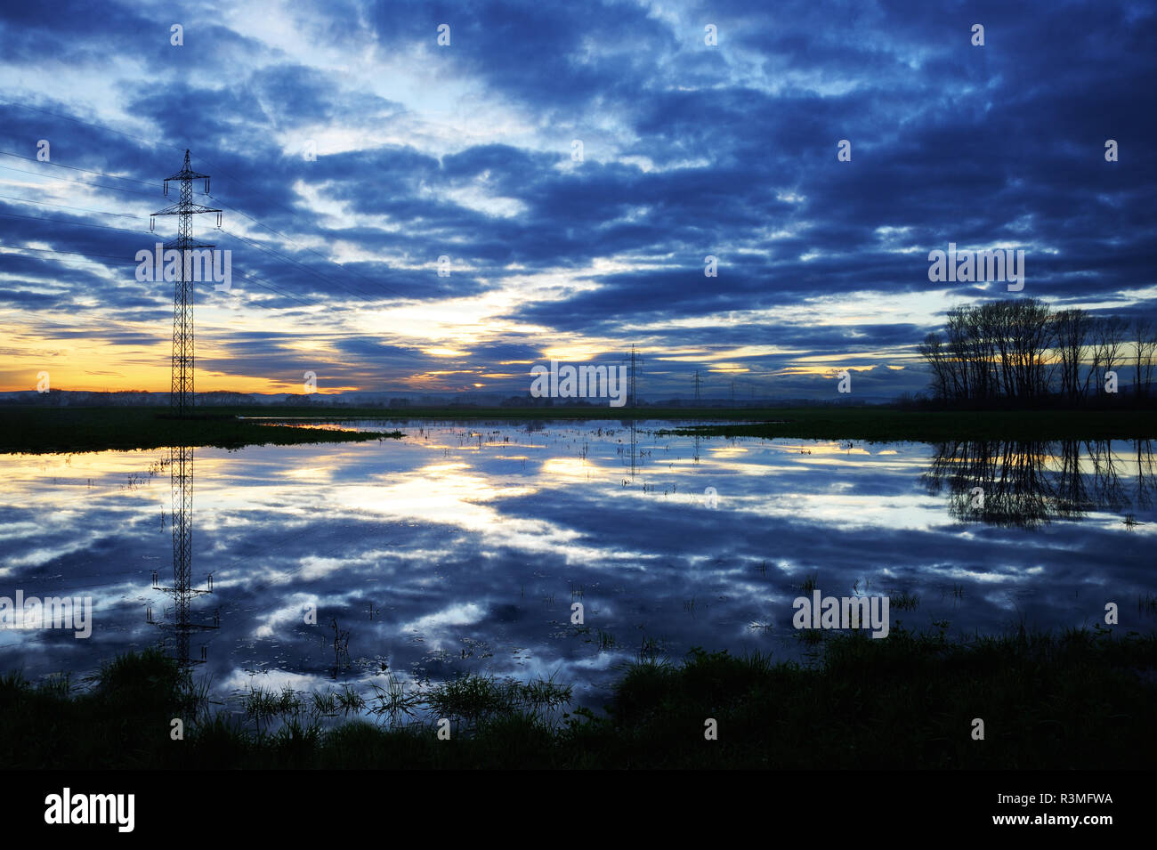 Ciel du soir reflétée dans l'étang Banque D'Images