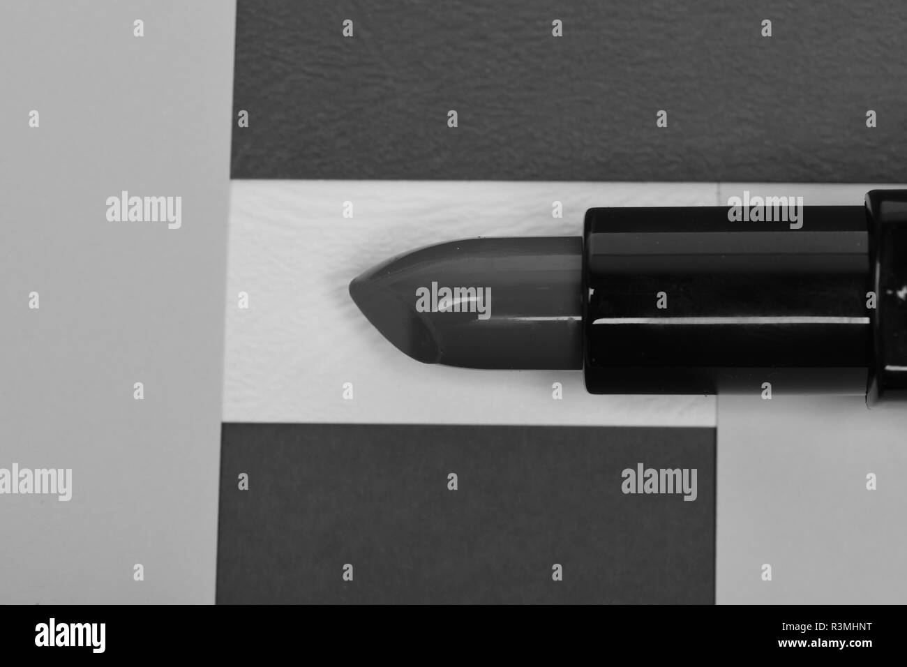 Produits de beauté, rouge à lèvres, copiez l'espace. Rouge à lèvres rouge écarlate ou jeter sur blanc, rose, violet, bleu et jaune arrière-plan, Vue de dessus. De concept. Banque D'Images