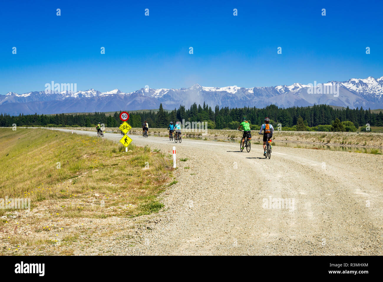 Randonnée à vélo dans les Alpes du Sud le long du Canal Tekapo, Lake Tekapo, Canterbury, île du Sud, Nouvelle-Zélande Banque D'Images