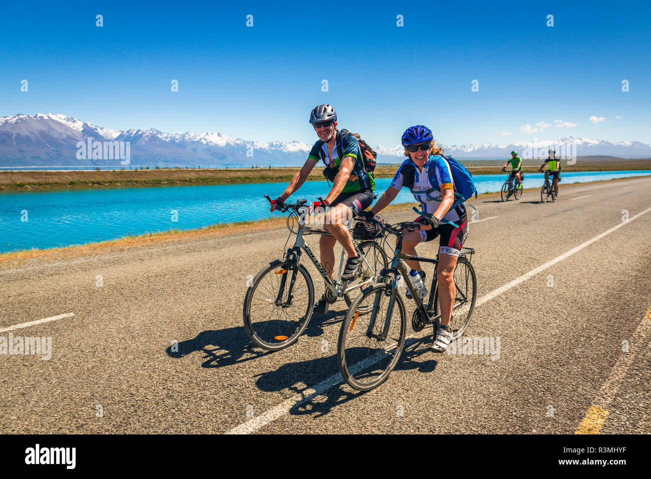 Randonnée à vélo dans les Alpes du Sud le long du Canal Tekapo, Lake Tekapo, Canterbury, île du Sud, Nouvelle-Zélande Banque D'Images