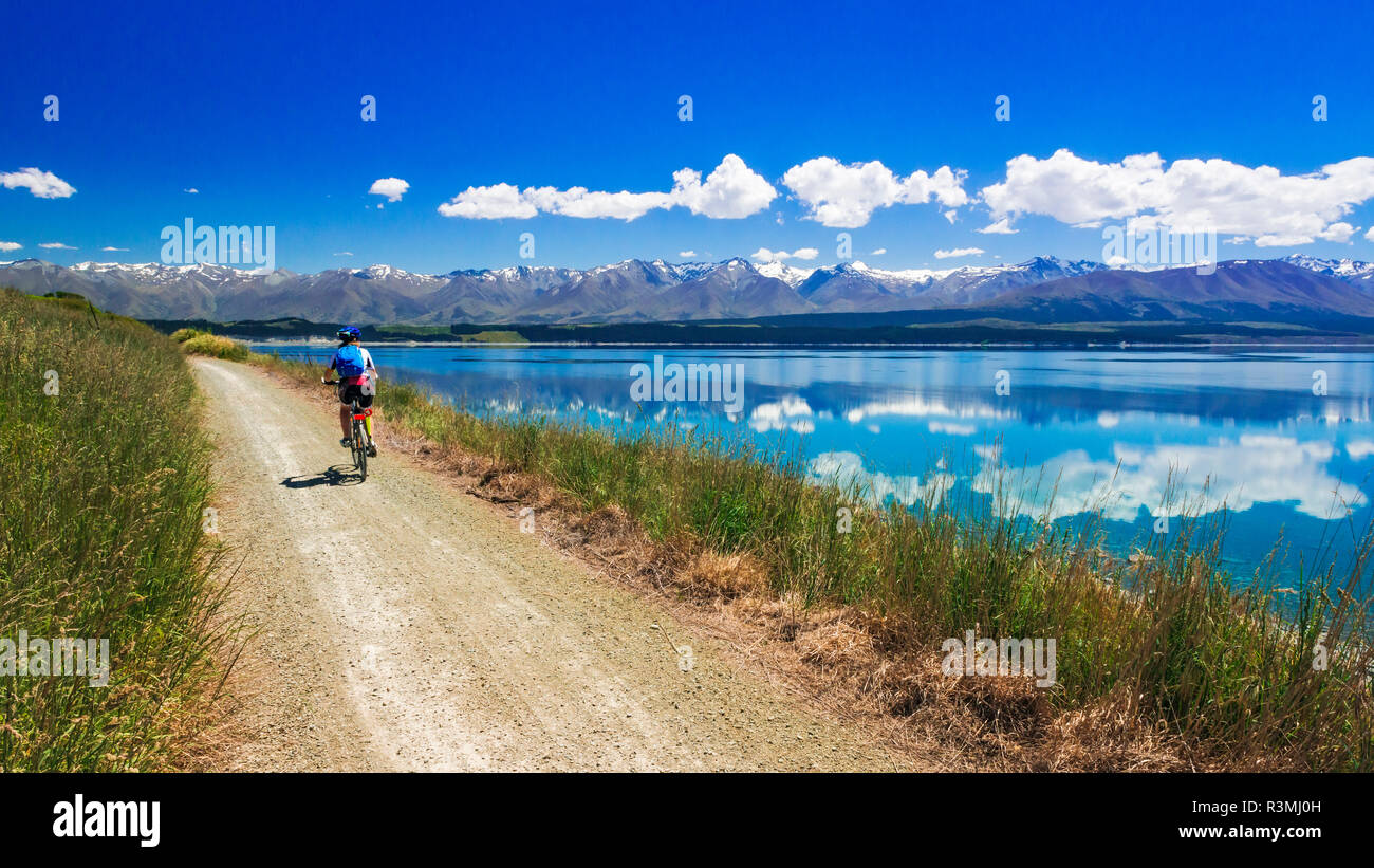 Cycliste à cheval le long de la rive du lac Pukaki sous les Alpes du Sud, Canterbury, île du Sud, Nouvelle-Zélande (M.) Banque D'Images