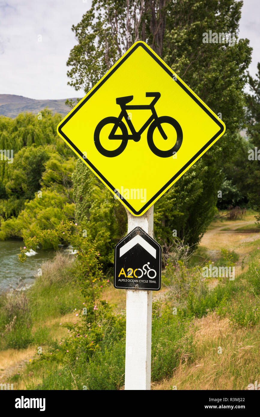 Signe de route sur les Alpes à l'océan randonnée Sentier au Lake Aviemore, Canterbury, île du Sud, Nouvelle-Zélande Banque D'Images