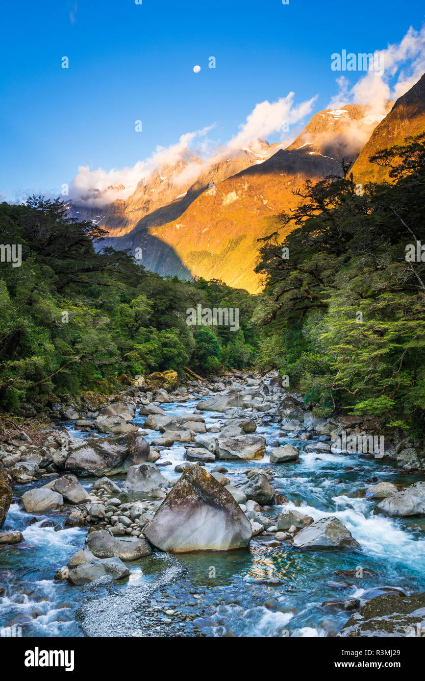 Lever de lune au Mont Madeline et la rivière Tutoko, Fiordland National Park, South Island, New Zealand Banque D'Images