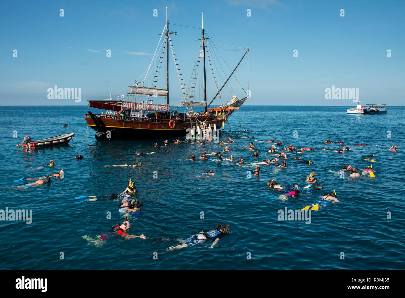 Caraïbes, Aruba, Oranjestad. Les touristes au tuba le Jolly Bateau des Pirates autour de La Antilla épave. (Usage éditorial uniquement) Banque D'Images