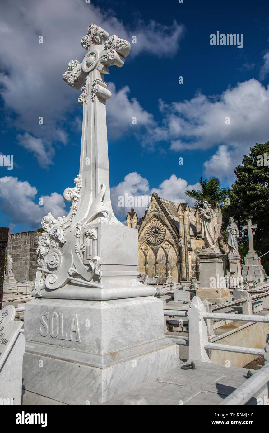 Cuba, La Havane. Croix sur le tombeau dans le cimetière Colon. En tant que crédit : Jim Zuckerman / Jaynes Gallery / DanitaDelimont.com Banque D'Images