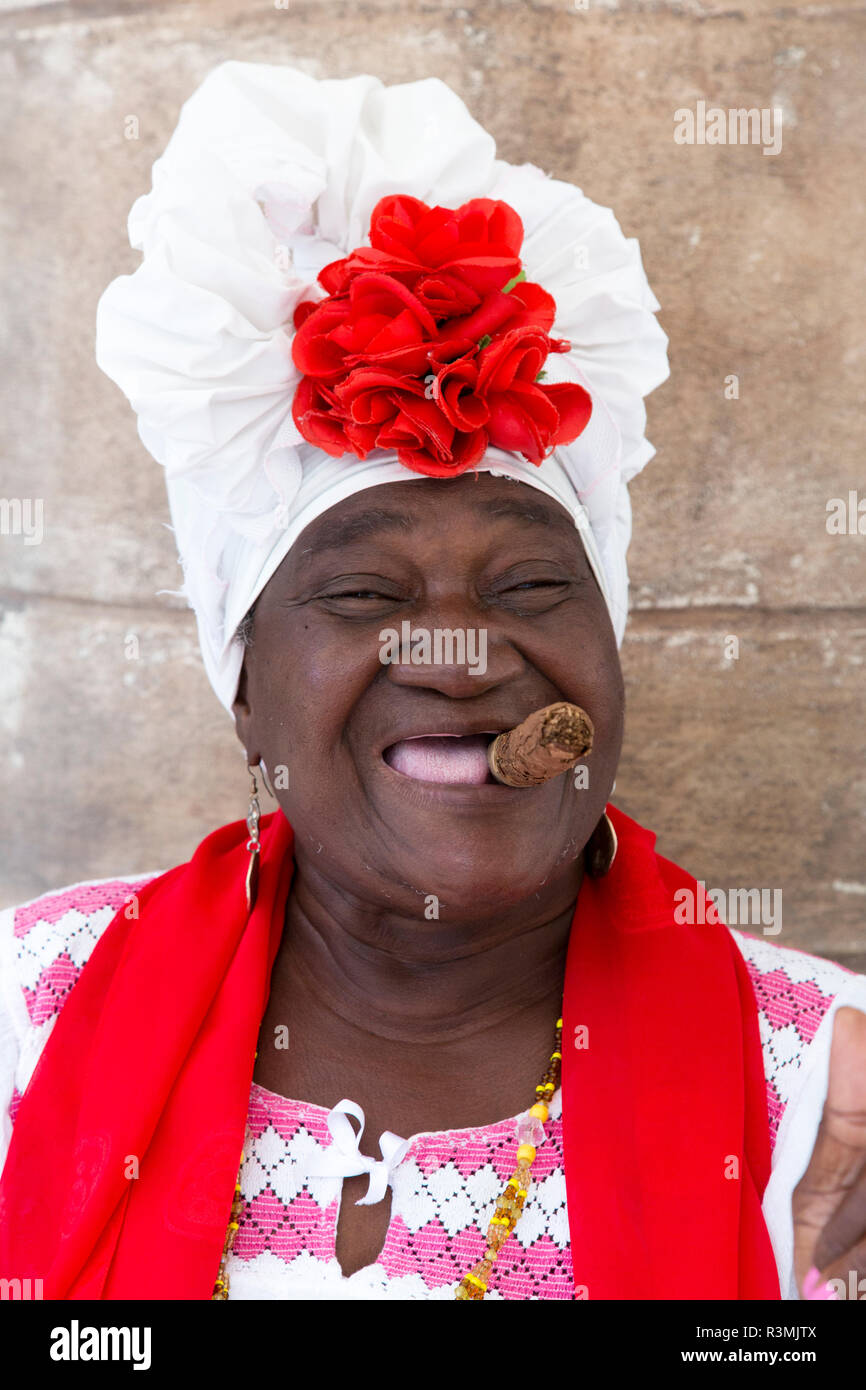 Cuba, La Havane, La Vieille Havane. Femme avec un cigare. En tant que crédit : Wendy Kaveney Jaynes / Galerie / DanitaDelimont.com Banque D'Images