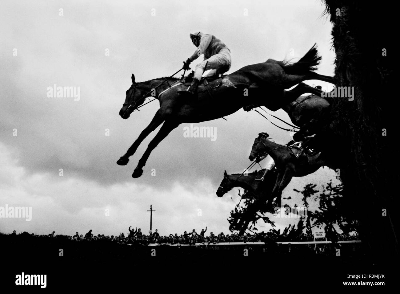 Grand National Rece Aintree Liverpool Angleterre Royaume-uni Réunion 1986 chevaux de saut d'Becher's Brook clôture lorsque plusieurs chevaux sont tombés. Banque D'Images