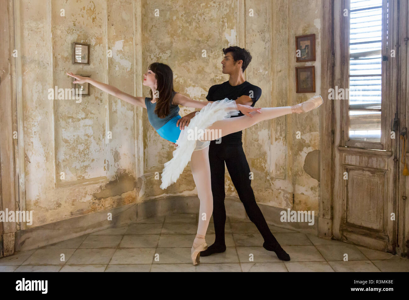 Cuba, La Havane. Deux danseurs de ballet de poser. En tant que crédit : Wendy Kaveney Jaynes / Galerie / DanitaDelimont.com Banque D'Images