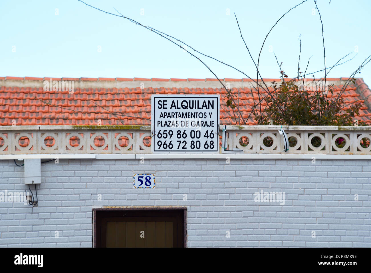 Se Alquilan, pour louer, l''Apartamentos y Plazas de places, des appartements avec parking souterrain à Guardamar del Segura, Costa Blanca, Espagne Banque D'Images