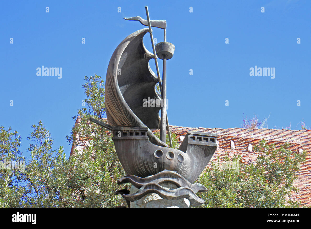 Statue en bronze d'une caravelle portugaise ou caravella sur le dessus d'une ancienne colonne romaine en Italie un symbole sur le blason de la ville de Paris Banque D'Images
