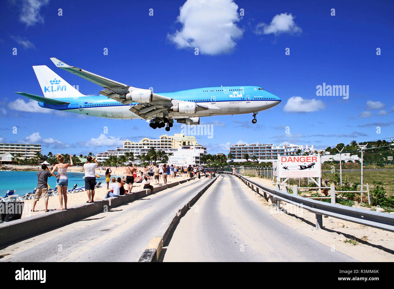 Saint Martin, Antilles néerlandaises, plage de Maho. L'atterrissage de l'avion sur la plage à St Martin Banque D'Images