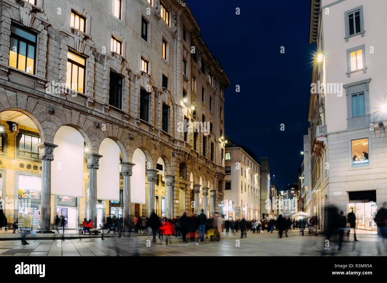 Une longue exposition de shoppers noël à Corso Vittorio Emanuele II près de Duomo à Milan, Lombardie, Italie par une froide nuit de novembre. Banque D'Images