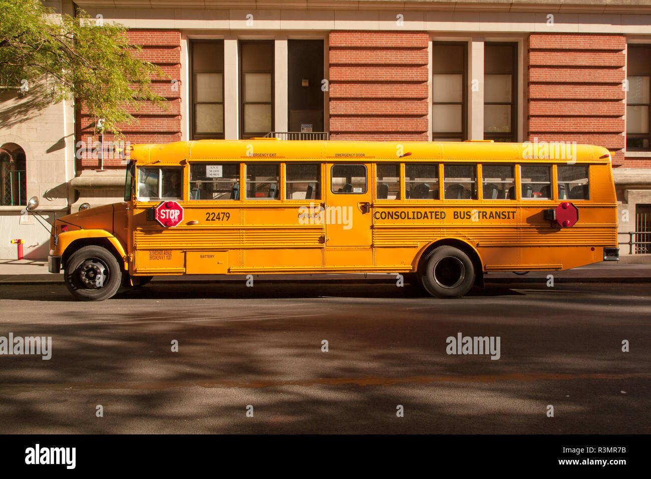 American school bus jaune près de Columbus Circle, New York City, États-Unis d'Amérique. Banque D'Images