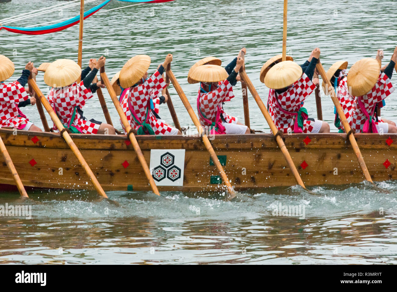 Bateau à rames au cours de Kangen-sai Festival au sanctuaire d'Itsukushima (Site du patrimoine mondial de l'UNESCO), Miyajima, Japon Banque D'Images