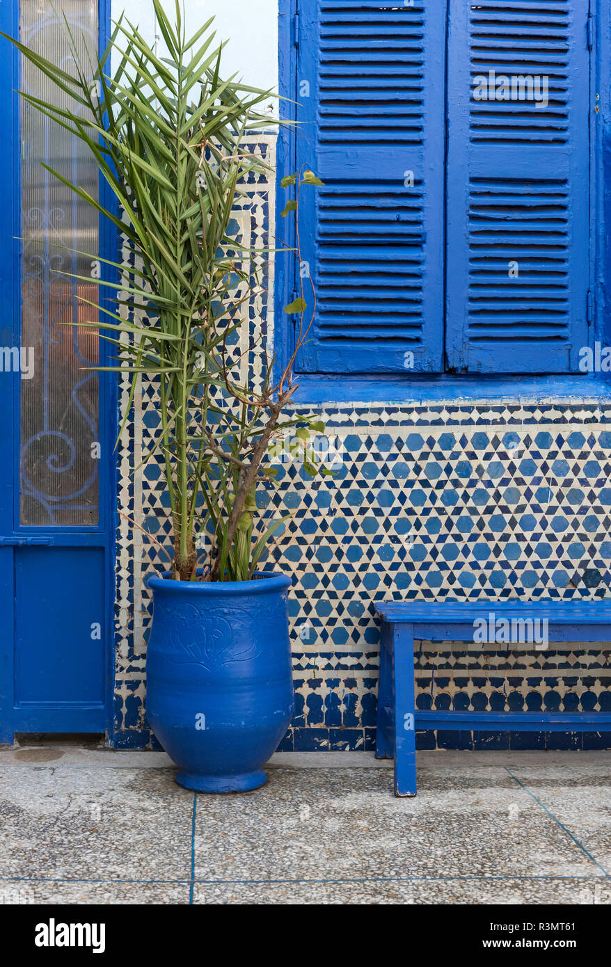 Cache-pot bleu et mosaïques murales à Salat Al Azama (Lazama) Synagogue,  Marrakech (Marrakech, Maroc Photo Stock - Alamy
