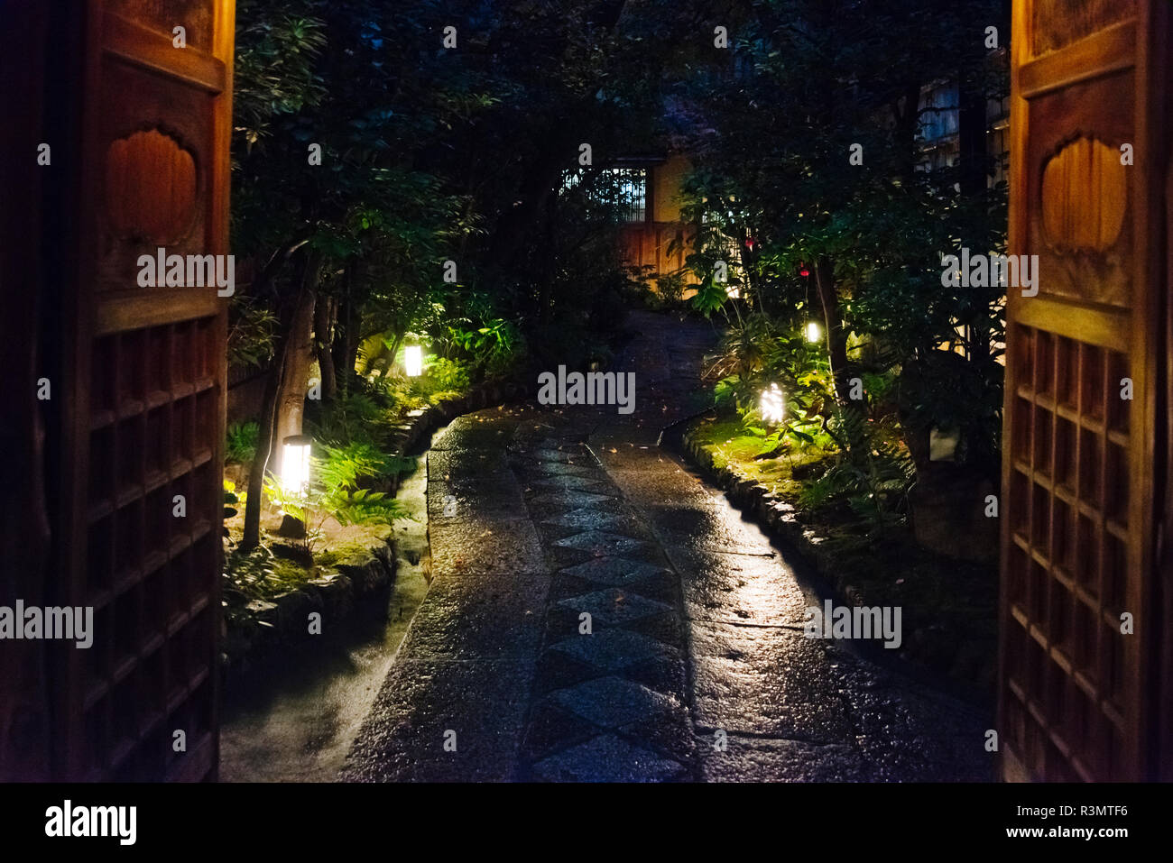 Jardin japonais traditionnel sur Hanami-Koji Street dans le quartier de Gion, Kyoto, Japon Banque D'Images