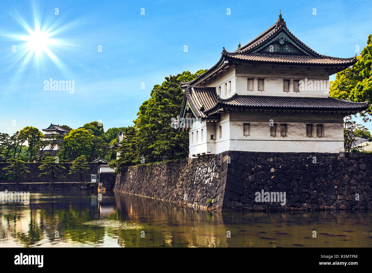Tokyo, Japon. Palais impérial, le château d'Edo, avec maison de gardien et ses douves Banque D'Images