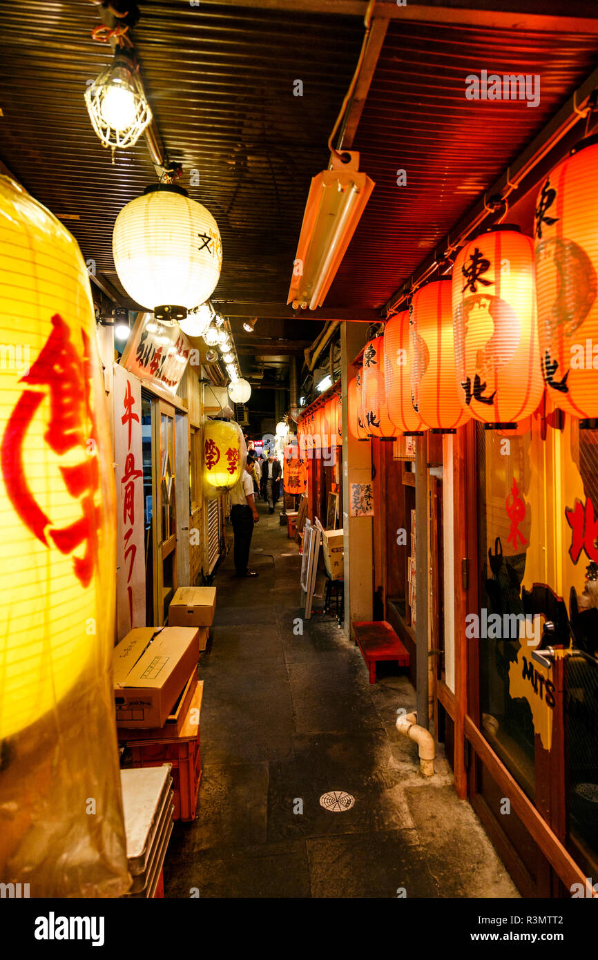 Tokyo, Japon. Les petits restaurants traditionnels de rue et stands de nourriture appelée Yokocho, à Shinjuku Banque D'Images