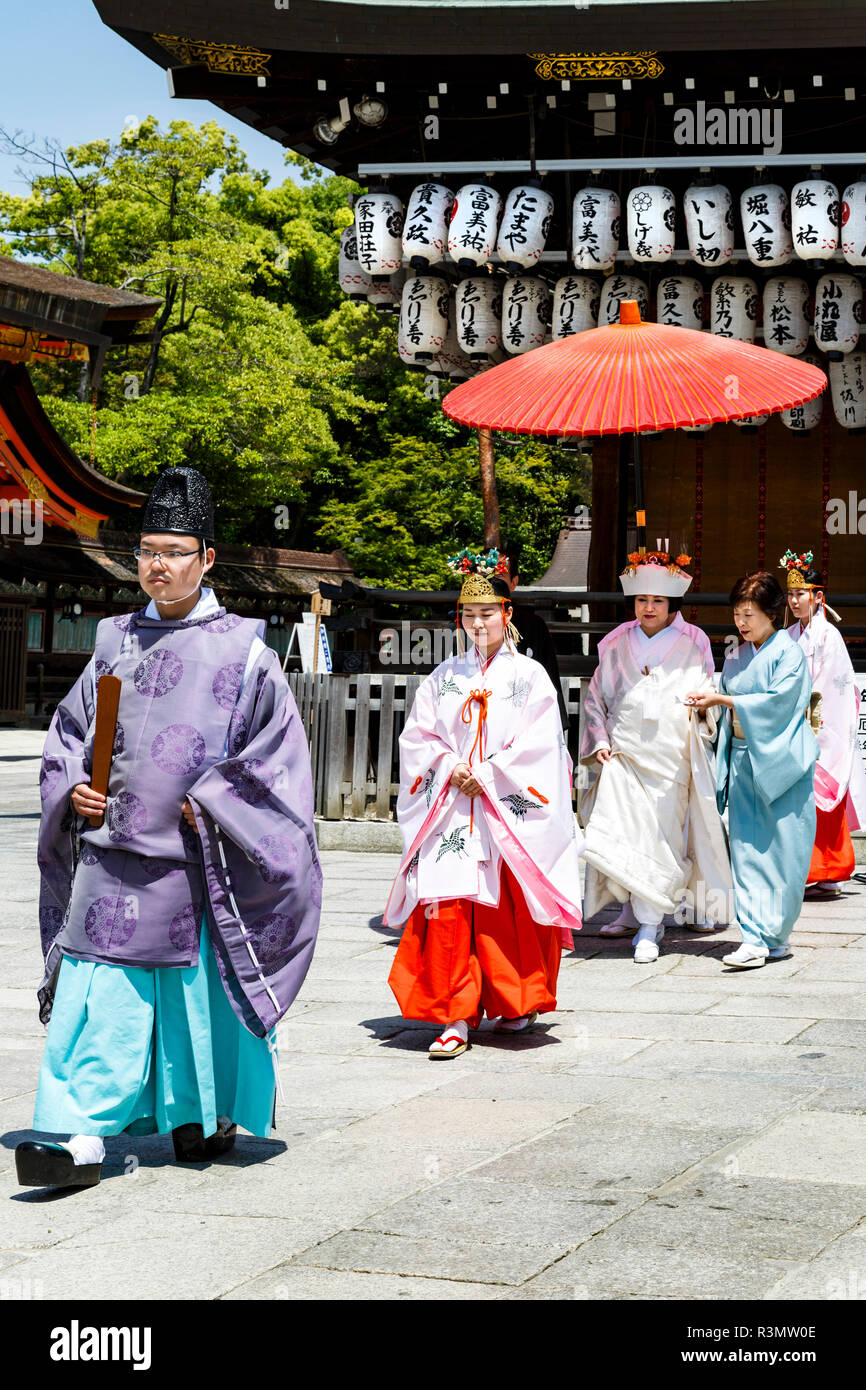 Kyoto Japon Couple Maries A Une Ceremonie De Mariage Shinto Shinto Au Temple Yasaka Jinja De Gion Photo Stock Alamy