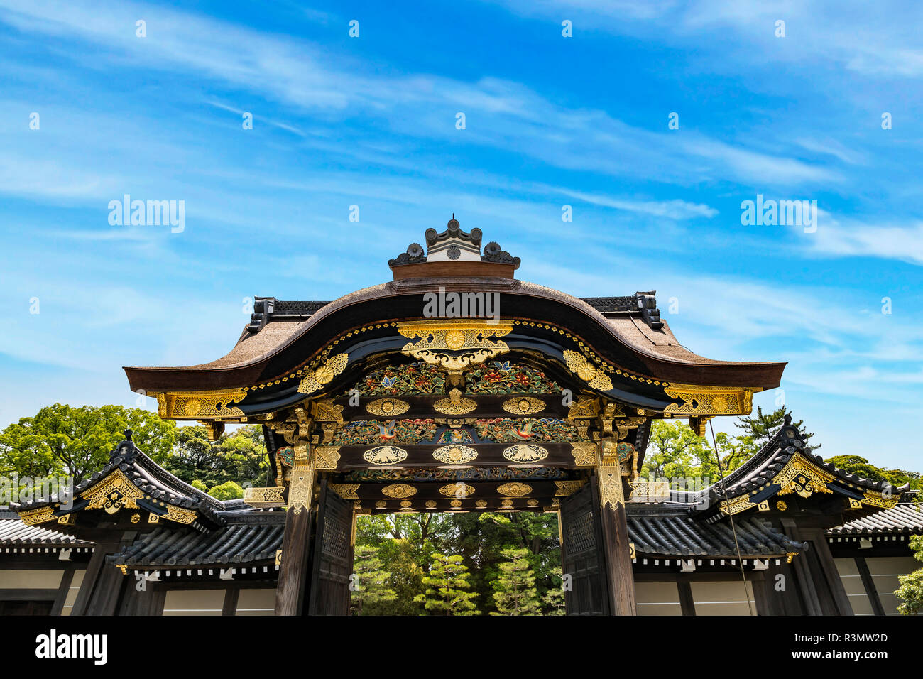 Kyoto, Japon. Golden Karamon gate menant Château de Nijō, Palais Ninomaru Banque D'Images