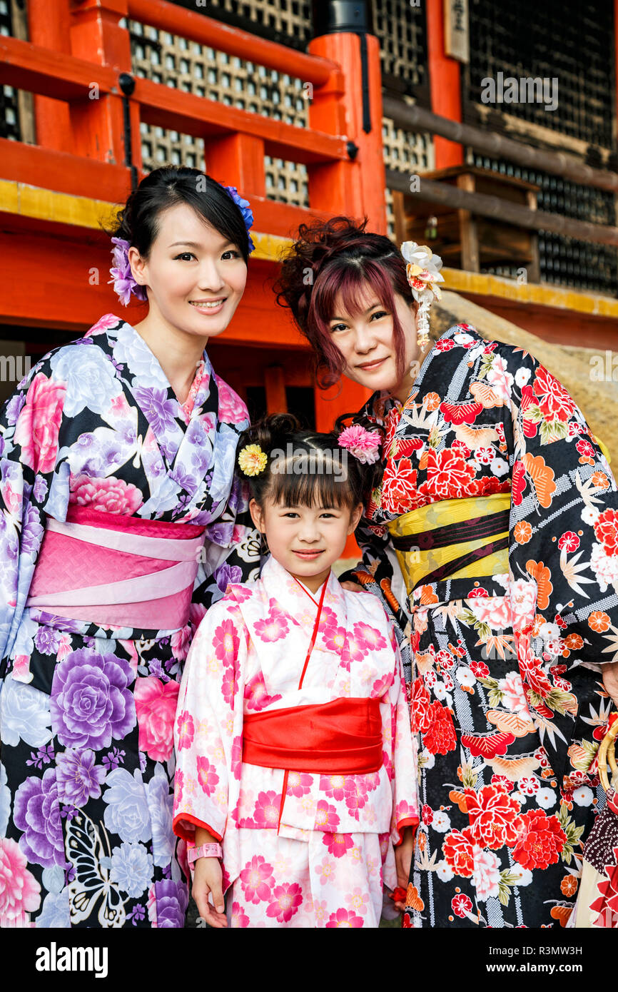 Kyoto, Japon. Deux femmes et une fille vêtue de kimonos, poser près du Temple Kiyomizu-dera Banque D'Images