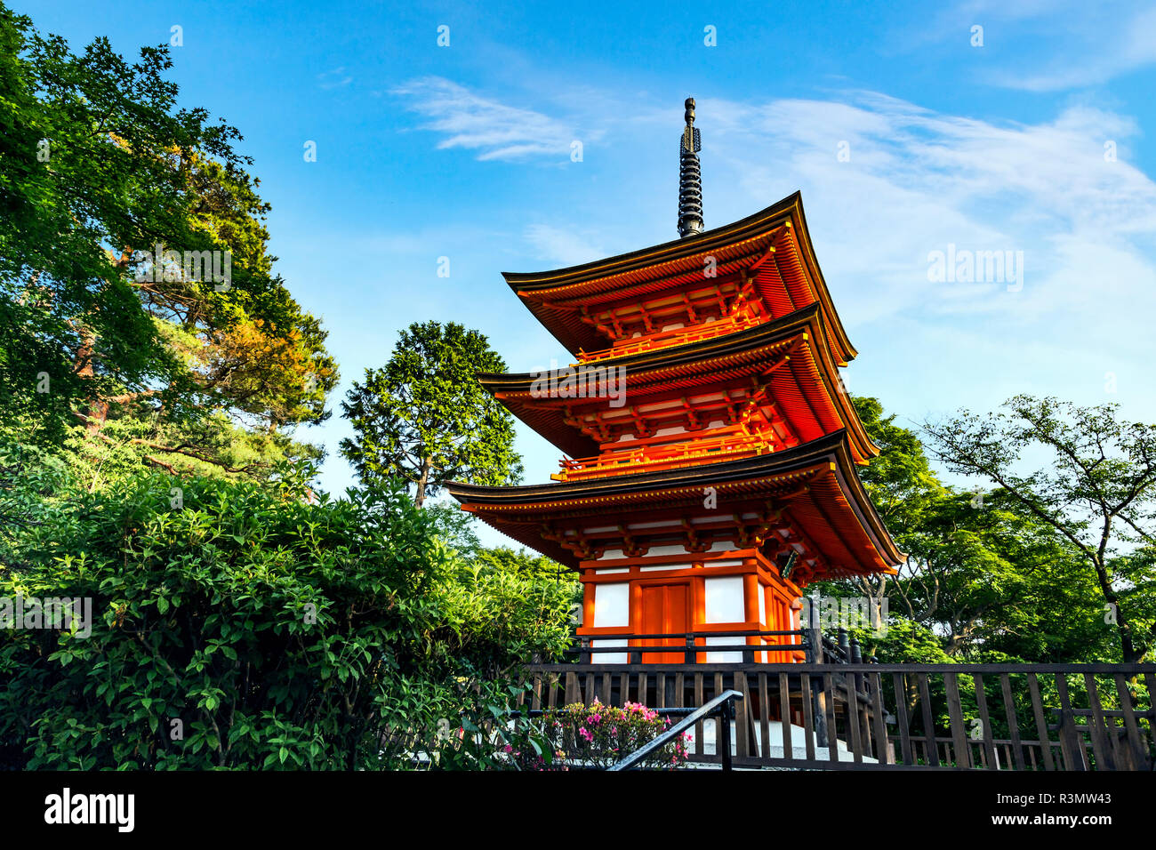 Kyoto, Japon. La pagode à trois étages Taisan-ji le Temple Kiyomizu-dera à proximité Banque D'Images