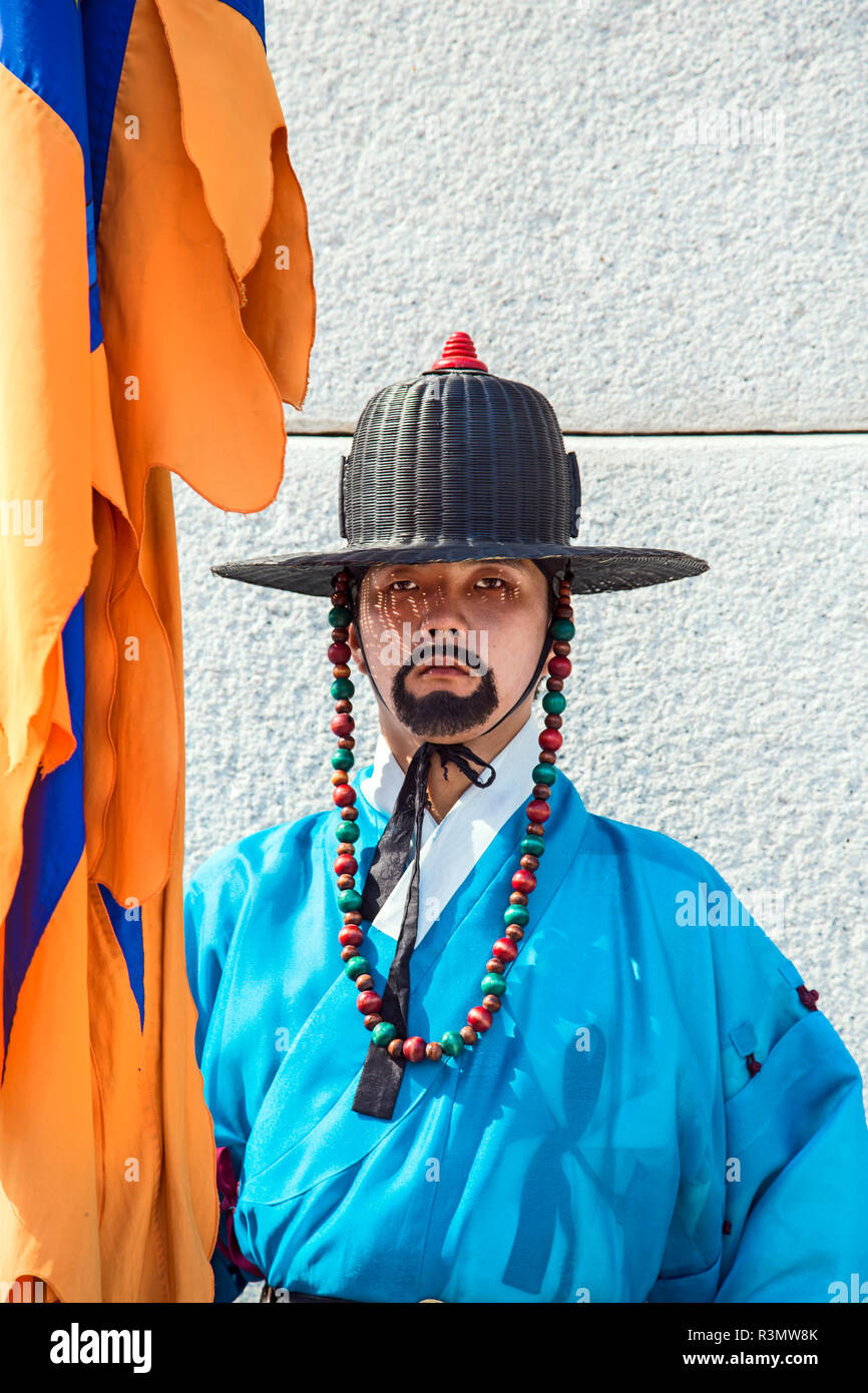 Séoul, Corée du Sud. Membre de la Garde Impériale, debout à l'extérieur du Palais Gyeongbokgung Banque D'Images