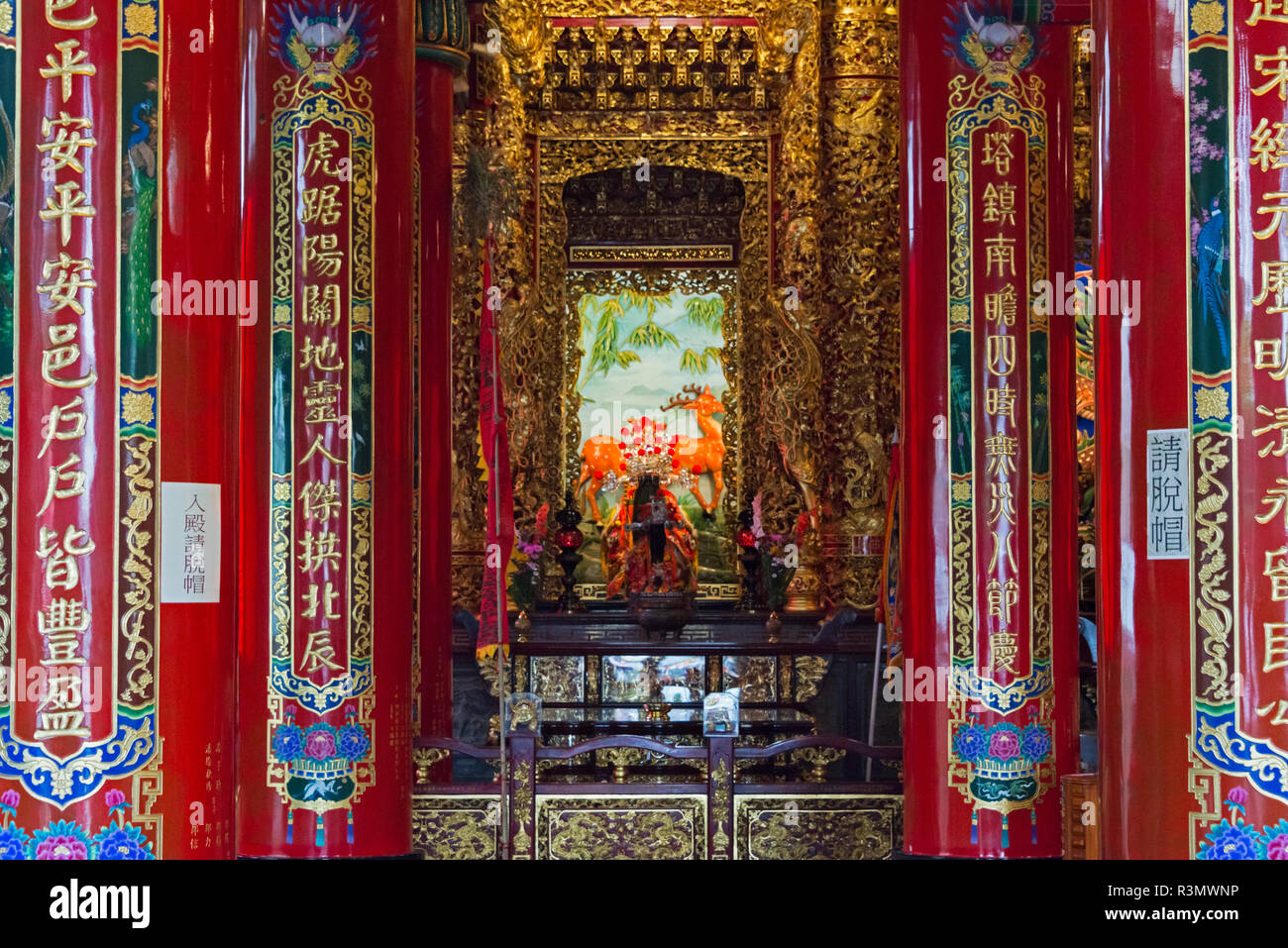 Colonnes rouges dans un hall à Cihji Palace en étang de lotus, Kaohsiung, Taiwan Banque D'Images