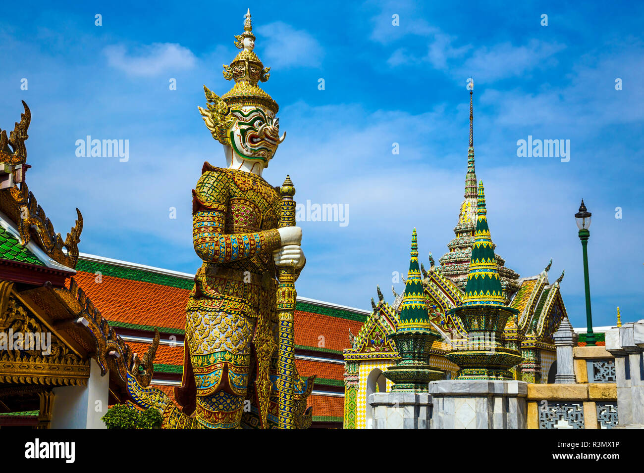Bangkok, Thaïlande. Grand Palais Wat Phra Kaeo (Temple du Bouddha d'Émeraude), Daemon (Dschaks) monte la garde à l'extérieur entrée privée Banque D'Images