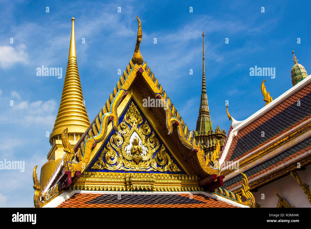 Bangkok, Thaïlande. Les clochers de Wat Phra Kaew, Grand Palais, le Temple du Bouddha d'Emeraude Banque D'Images