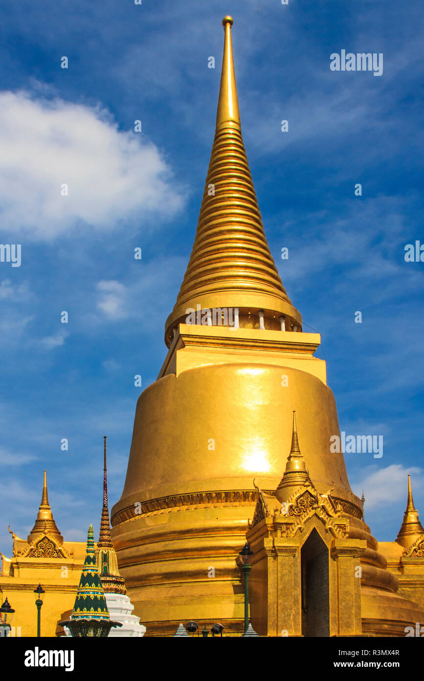 Bangkok, Thaïlande. Phra Si Rattana Chedi (Golden Chedi), le logement, les cendres de Bouddha Wat Phra Kaew, Grand Palais, le Temple du Bouddha d'Emeraude Banque D'Images
